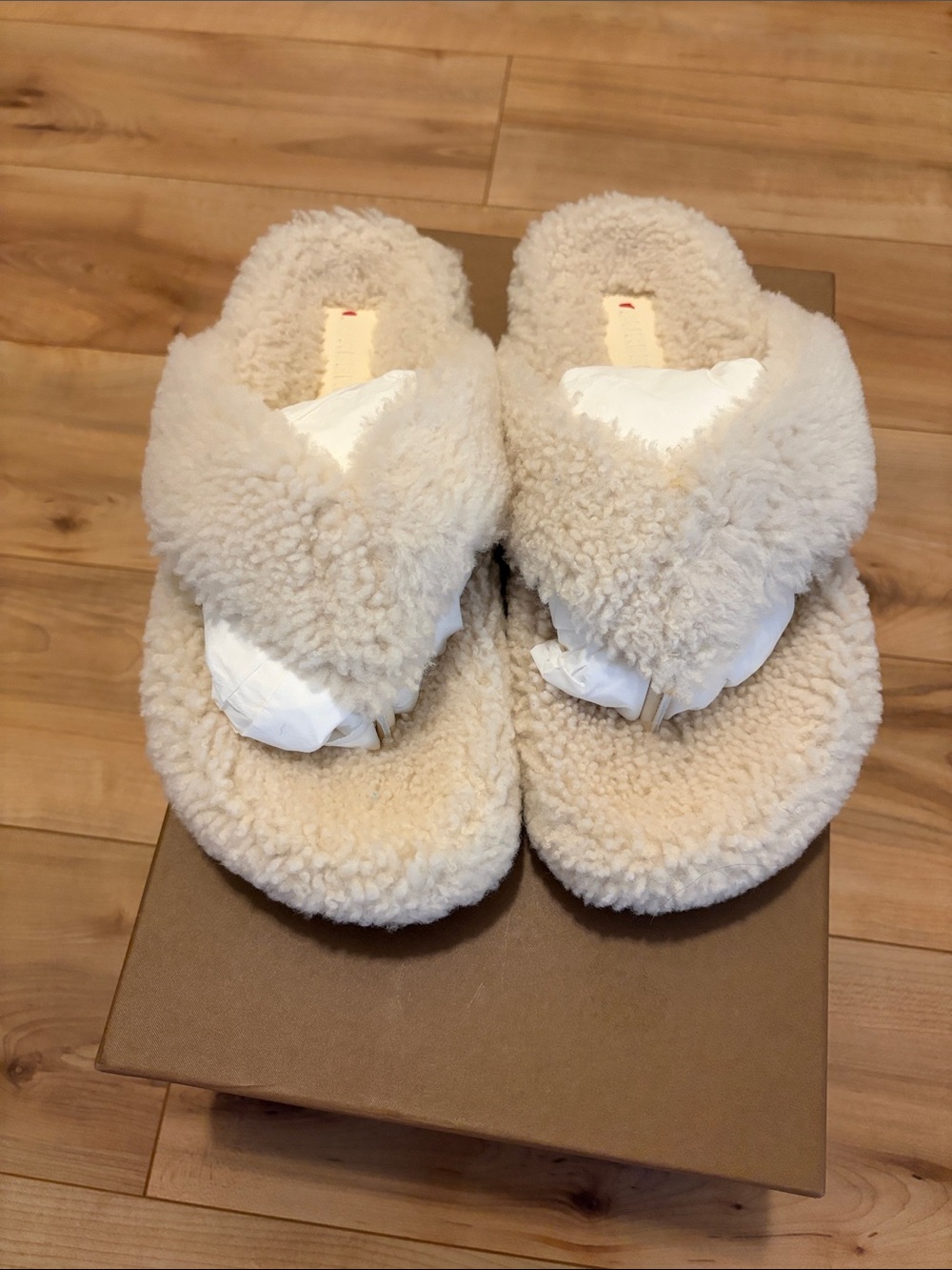 NWT Burberry Furnival vanilla Thong Sandals size 37